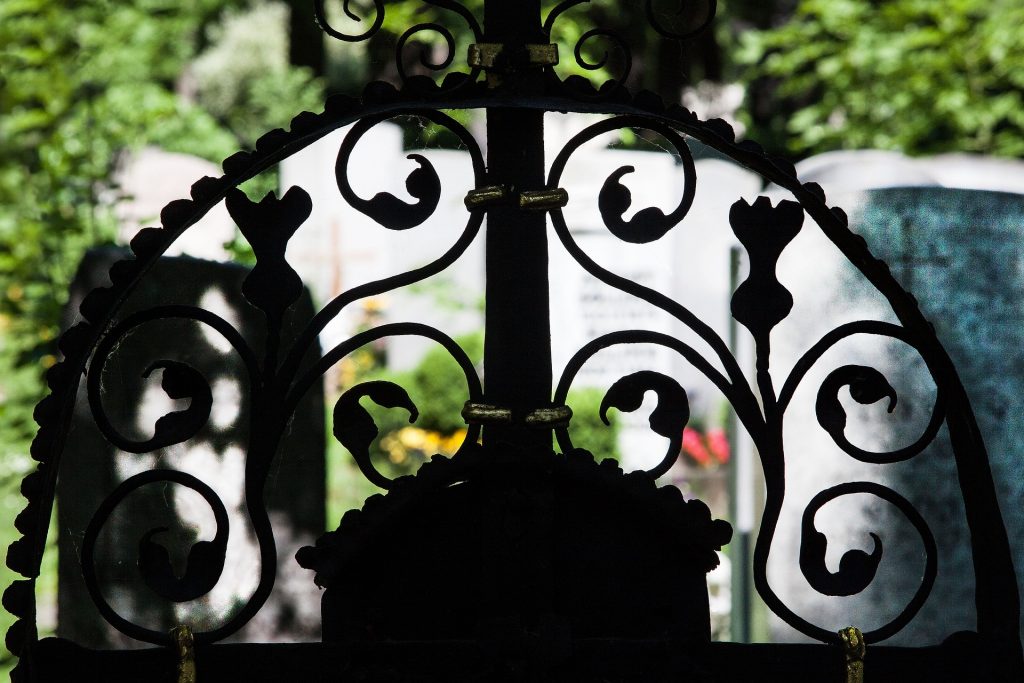 Pourquoi choisir des plaques funéraires ?