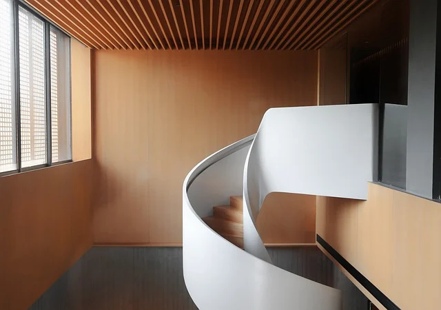 Les avantages de l&rsquo;escalier sur mesure quart tournant en bois